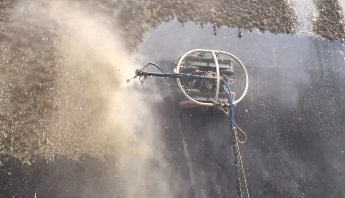 High-pressure marine surface cleaning operation